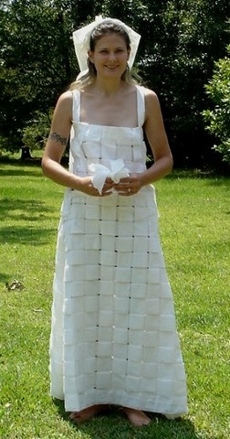 булчинска рокля от тоалетна хартия