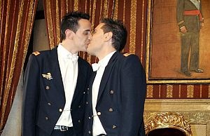 военни пилоти гей сватба