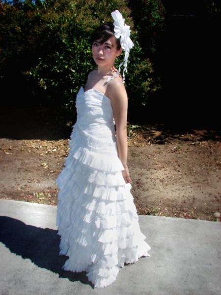 Булчинска рокля от тоалетна хартия 2011